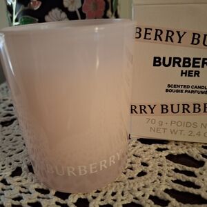 Burberry Her Scented Candle in Soft Pink Glass